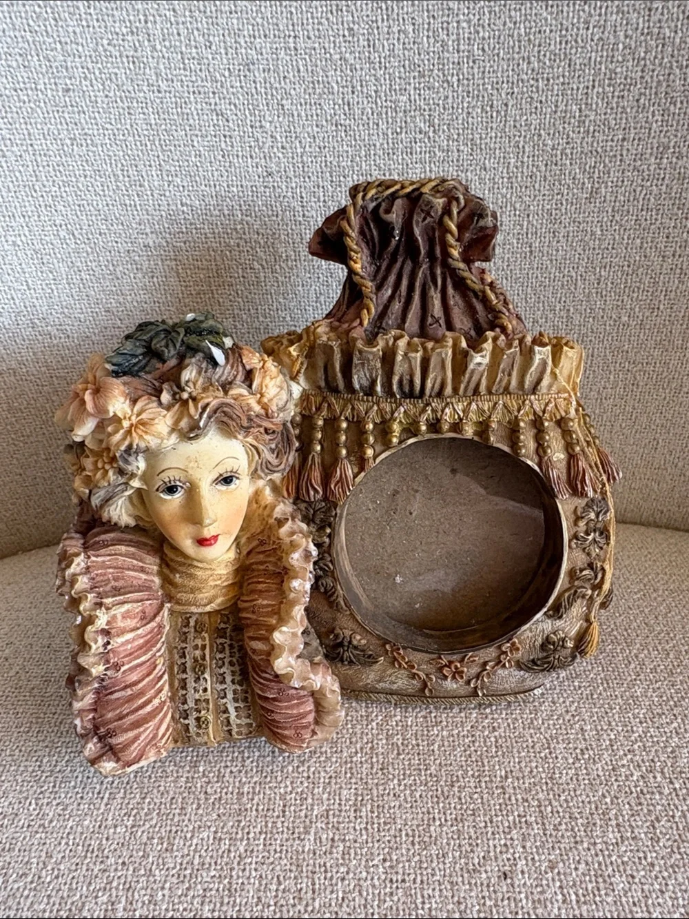 VTG Decorative Victorian-Style Resin Figurine Frame in Beige and Brown